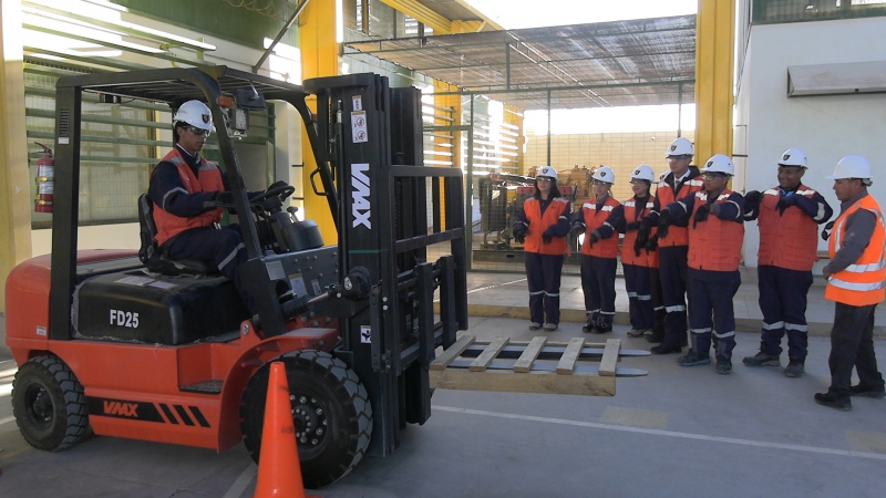 Estudiantes inician pr&aacute;ctica de manejo de gr&uacute;a horquilla junto a Otec Dos Barbas y Minera Centinela