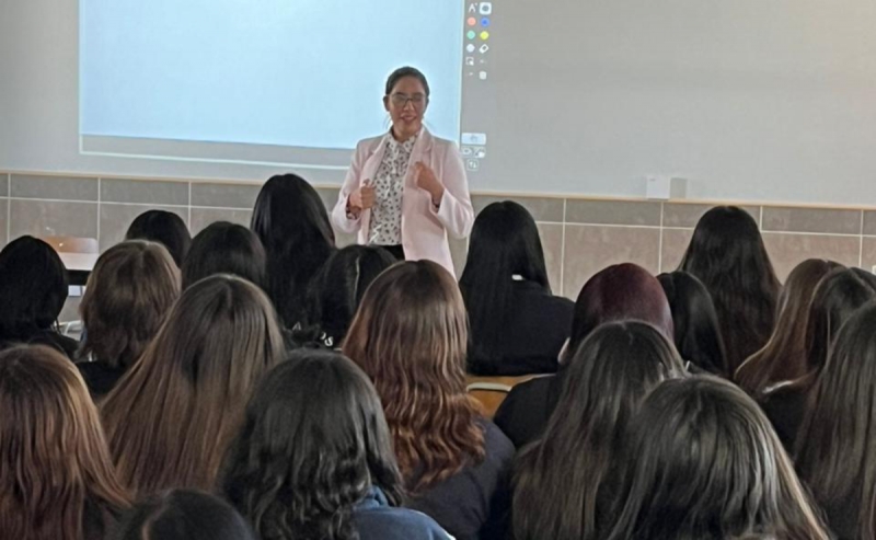 Inspiradora charla de Gerente General de Novamine motiva a alumnas salesianas