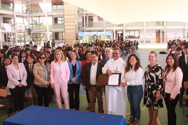 Alumnos de octavos tuvieron Misa de Envío y AIA junto a Women In Mining Chile firman importante convenio