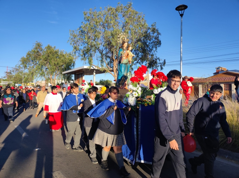 Masiva procesión por el Mes de María Auxiliadora