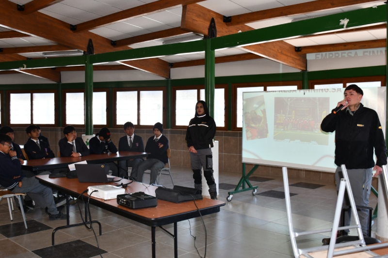 Ex alumnos de Don Bosco Calama inspiran a estudiantes con charla sobre su experiencia en miner&iacute;a