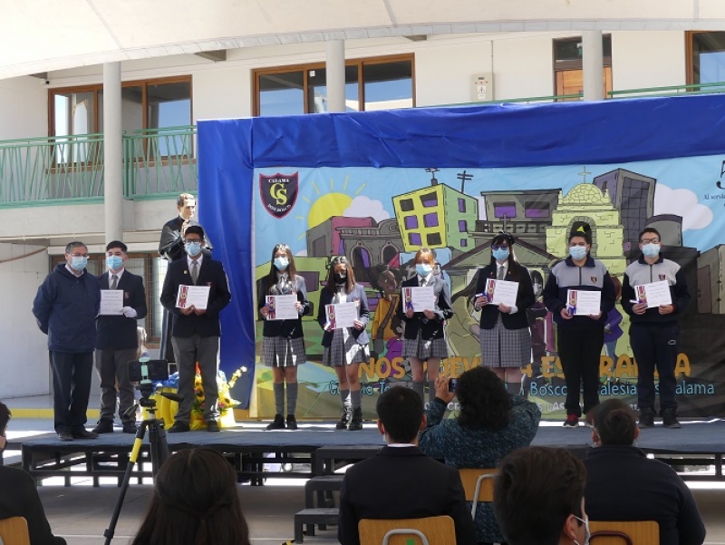 Ceremonia de premiación a alumnos destacados primer semestre y coronación Semana Salesiana