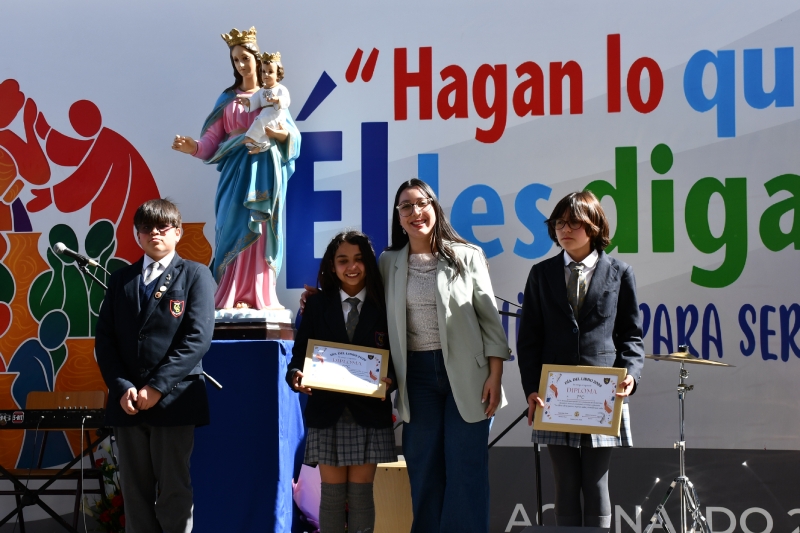 Día del Libro se celebró con acto central, feria literaria y premiación de destacados estudiantes