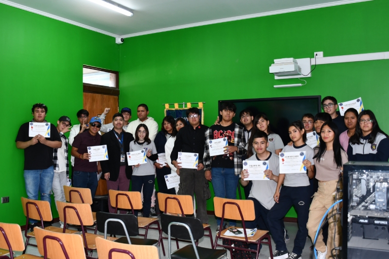 Reconocen a estudiantes de la Radio Contigo Don Bosco 2025